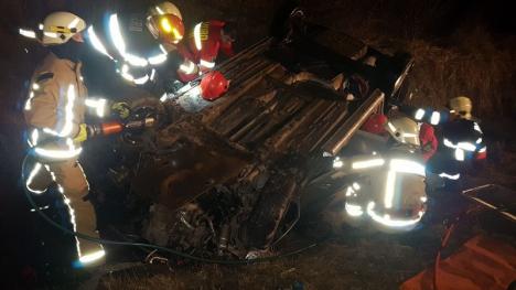 Accident pe DN 79, la ieşire din Leş: O maşină s-a răsturnat în şanţ, iar o tânără de 27 de ani a fost încarcerată (FOTO)