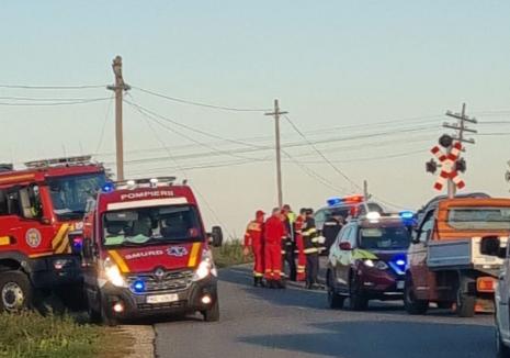 Accident la intrarea în Livada de Bihor: Beat criţă, un şofer s-a răsturnat lângă trecerea peste calea ferată (FOTO/VIDEO)