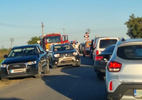 Accident la intrarea în Livada de Bihor: Beat criţă, un şofer s-a răsturnat lângă trecerea peste calea ferată (FOTO/VIDEO)