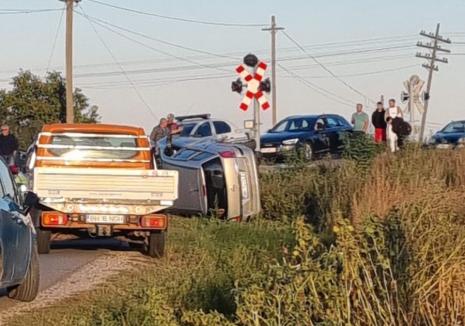 Accident la intrarea în Livada de Bihor: Beat criţă, un şofer s-a răsturnat lângă trecerea peste calea ferată (FOTO/VIDEO)