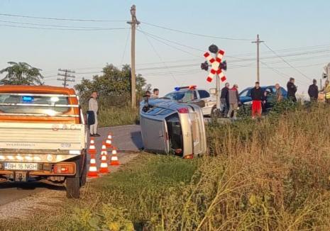 Accident la intrarea în Livada de Bihor: Beat criţă, un şofer s-a răsturnat lângă trecerea peste calea ferată (FOTO/VIDEO)