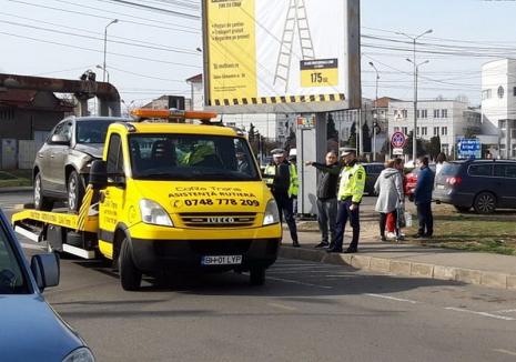 Accident pe Bulevardul Decebal din Oradea: O femeie la spital şi două maşini distruse (FOTO / VIDEO)