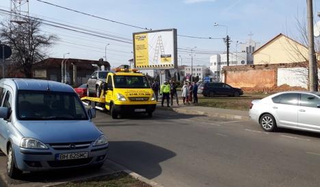 Accident pe Bulevardul Decebal din Oradea: O femeie la spital şi două maşini distruse (FOTO / VIDEO)