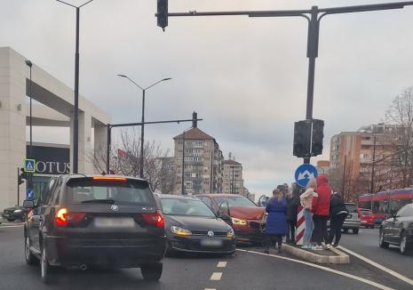Accident în Oradea, lângă Lotus: Două maşini s-au ciocnit, şoferii primesc îngrijiri medicale