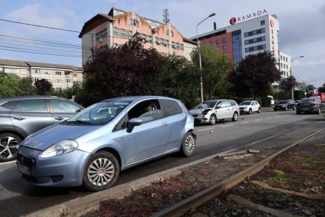 Accident cu trei mașini în Calea Aradului: o femeie a ajuns la spital (FOTO / VIDEO)