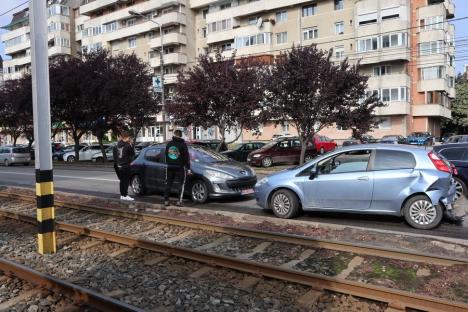 Accident cu trei mașini în Calea Aradului: o femeie a ajuns la spital (FOTO / VIDEO)