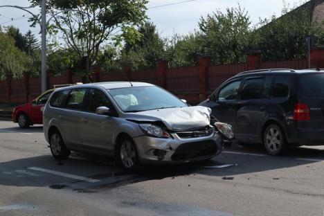 Accident cu trei mașini în Calea Aradului: o femeie a ajuns la spital (FOTO / VIDEO)