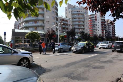 Accident cu trei mașini în Calea Aradului: o femeie a ajuns la spital (FOTO / VIDEO)