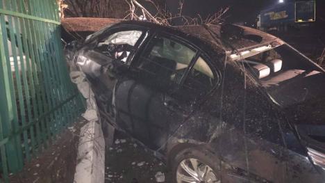 Un șofer de BMW a intrat cu mașina într-un stâlp și apoi într-un gard în Lugașu de Jos (FOTO)