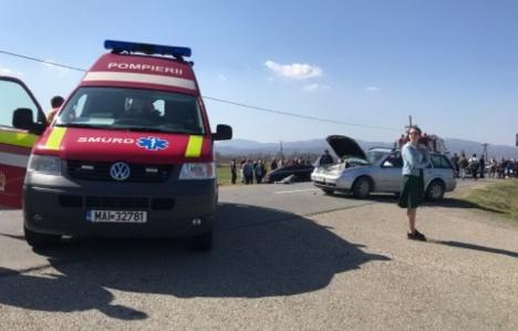 Accident pe DN 75: Patru persoane au ajuns la spital, după ce un Volkswagen a tăiat calea unui Audi şi l-a proiectat într-o altă maşină (FOTO / VIDEO)
