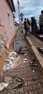 O casă din Răbăgani, de pe marginea DN76, a fost lovită de două mașini în mai puțin de 24 de ore. Proprietara: „Sunt disperată!” (FOTO/VIDEO) 