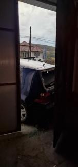 O casă din Răbăgani, de pe marginea DN76, a fost lovită de două mașini în mai puțin de 24 de ore. Proprietara: „Sunt disperată!” (FOTO/VIDEO) 