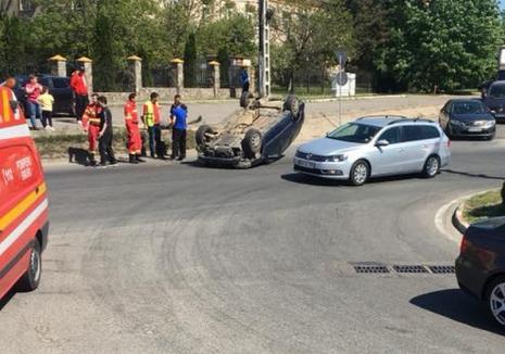 Maşină cu roţile-n sus, într-un sens giratoriu din Oradea