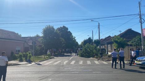 FOTO: Accident teribil în cartierul Ioșia din Oradea! O mașină răsturnată, o persoană transportată la spital în stare gravă