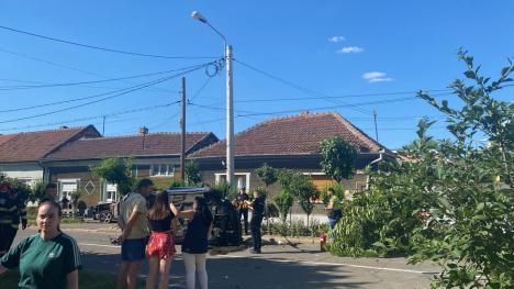 FOTO: Accident teribil în cartierul Ioșia din Oradea! O mașină răsturnată, o persoană transportată la spital în stare gravă
