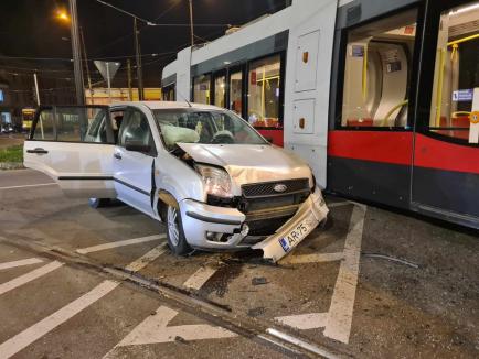 Accident între un autoturism și un tramvai în Oradea. Circulație restricționată la intersecția Decebal - Calea Aradului (FOTO)