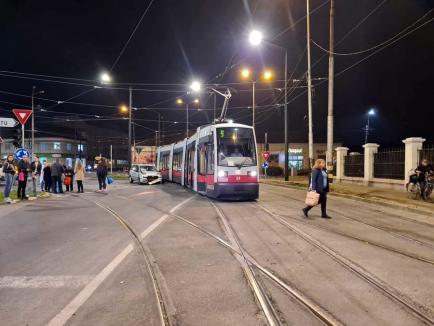 Accident între un autoturism și un tramvai în Oradea. Circulație restricționată la intersecția Decebal - Calea Aradului (FOTO)