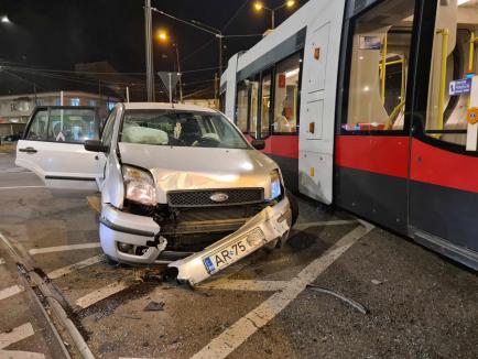 Accident între un autoturism și un tramvai în Oradea. Circulație restricționată la intersecția Decebal - Calea Aradului (FOTO)