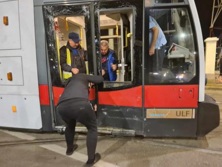 Accident între un autoturism și un tramvai în Oradea. Circulație restricționată la intersecția Decebal - Calea Aradului (FOTO)