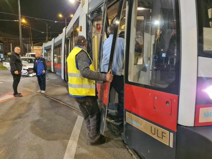 Accident între un autoturism și un tramvai în Oradea. Circulație restricționată la intersecția Decebal - Calea Aradului (FOTO)