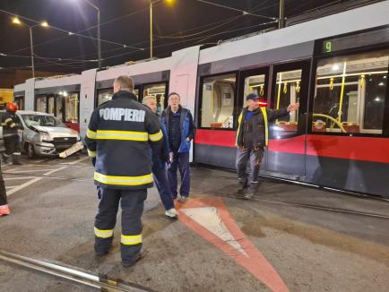 Accident între un autoturism și un tramvai în Oradea. Circulație restricționată la intersecția Decebal - Calea Aradului (FOTO)