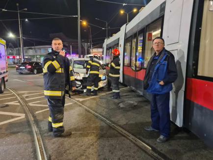 Accident între un autoturism și un tramvai în Oradea. Circulație restricționată la intersecția Decebal - Calea Aradului (FOTO)