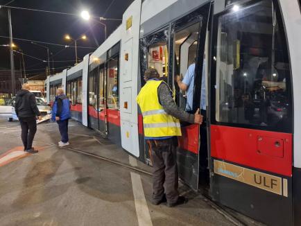 Accident între un autoturism și un tramvai în Oradea. Circulație restricționată la intersecția Decebal - Calea Aradului (FOTO)