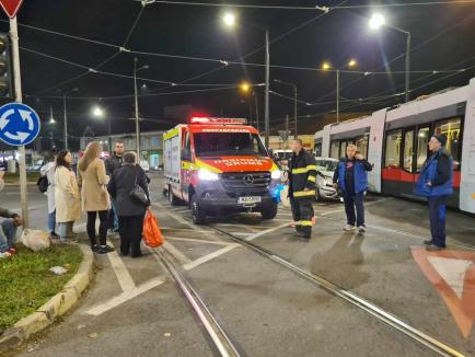 Accident între un autoturism și un tramvai în Oradea. Circulație restricționată la intersecția Decebal - Calea Aradului (FOTO)