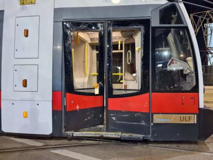 Accident între un autoturism și un tramvai în Oradea. Circulație restricționată la intersecția Decebal - Calea Aradului (FOTO)