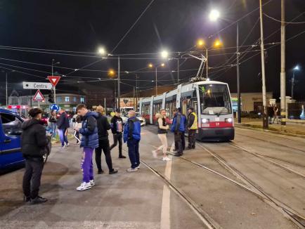 Accident între un autoturism și un tramvai în Oradea. Circulație restricționată la intersecția Decebal - Calea Aradului (FOTO)