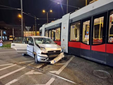 Accident între un autoturism și un tramvai în Oradea. Circulație restricționată la intersecția Decebal - Calea Aradului (FOTO)