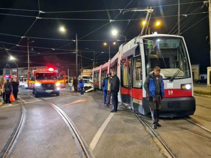 Accident între un autoturism și un tramvai în Oradea. Circulație restricționată la intersecția Decebal - Calea Aradului (FOTO)