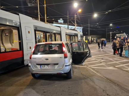 Accident între un autoturism și un tramvai în Oradea. Circulație restricționată la intersecția Decebal - Calea Aradului (FOTO)