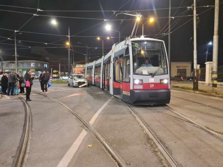 Accident între un autoturism și un tramvai în Oradea. Circulație restricționată la intersecția Decebal - Calea Aradului (FOTO)