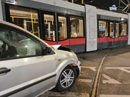 Accident între un autoturism și un tramvai în Oradea. Circulație restricționată la intersecția Decebal - Calea Aradului (FOTO)