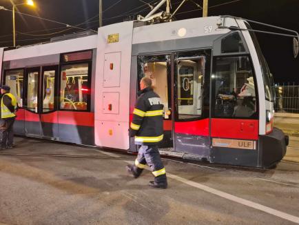 Accident între un autoturism și un tramvai în Oradea. Circulație restricționată la intersecția Decebal - Calea Aradului (FOTO)