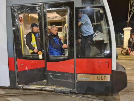 Accident între un autoturism și un tramvai în Oradea. Circulație restricționată la intersecția Decebal - Calea Aradului (FOTO)