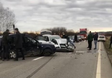 Accident grav pe DN76, lângă Beiuș: Coliziune frontală între două mașini, trei răniți duși la spital. UPDATE: O persoană este „în stare critică” (FOTO/VIDEO)