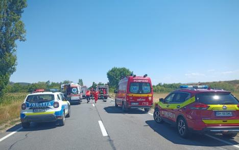 Accidentul mortal de lângă Uileacu de Criș: Șoferul depășise și a lovit o remorcă la revenirea pe sens. Toate victimele sunt din Oradea 