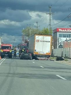Accident grav în Oradea: O mașină a intrat într-un TIR. O victimă a ajuns la spital cu multiple traumatisme la cap și torace  (FOTO/VIDEO)
