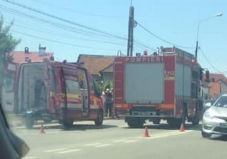 Accident cu trei maşini pe strada Matei Corvin din Oradea: Două persoane au ajuns la spital