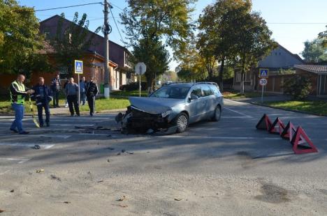 Accident pe Meșteșugarilor: un orădean care ieșea de pe o stradă laterală s-a izbit de o altă mașină (FOTO)