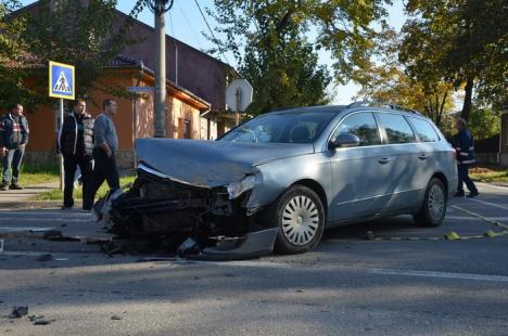 Accident pe Meșteșugarilor: un orădean care ieșea de pe o stradă laterală s-a izbit de o altă mașină (FOTO)