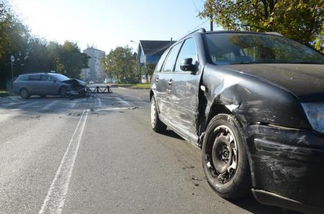 Accident pe Meșteșugarilor: un orădean care ieșea de pe o stradă laterală s-a izbit de o altă mașină (FOTO)