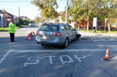 Accident pe Meșteșugarilor: un orădean care ieșea de pe o stradă laterală s-a izbit de o altă mașină (FOTO)