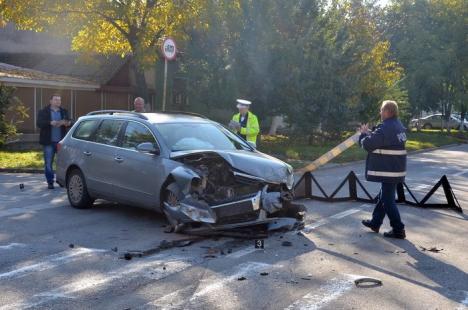 Accident pe Meșteșugarilor: un orădean care ieșea de pe o stradă laterală s-a izbit de o altă mașină (FOTO)