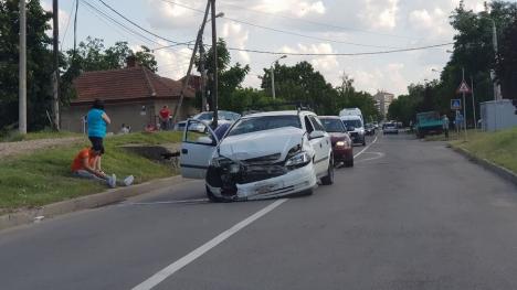 Accident în Oradea: Şoferiţa unui Opel nu a acordat prioritate şi a izbit un Volkswagen (FOTO)