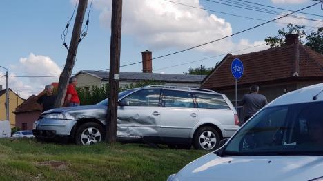 Accident în Oradea: Şoferiţa unui Opel nu a acordat prioritate şi a izbit un Volkswagen (FOTO)