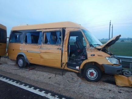 Un microbuz plin cu elevi, al unei firme din Beiuş, implicat într-un accident în Ungaria. O adolescentă de 16 ani a murit (FOTO)