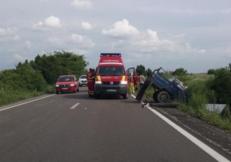O maşină a ajuns în şanţ la Miersig: Şoferul e internat în spital